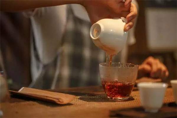如何选择适合自己的茶？喝什么茶能达到健康养生效果？