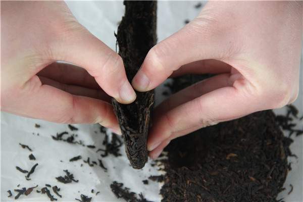 普洱茶饼怎么弄碎？茶饼怎么弄碎图解