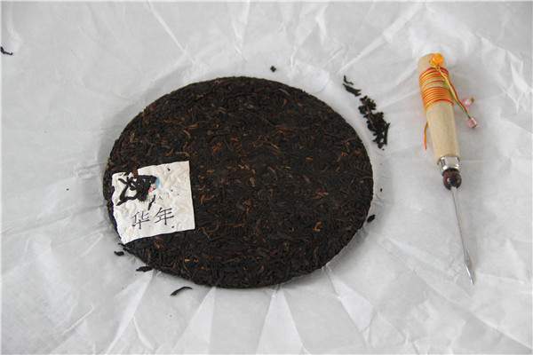 普洱茶饼怎么弄碎？茶饼怎么弄碎图解