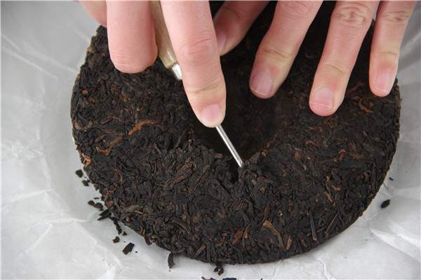普洱茶饼怎么弄碎？茶饼怎么弄碎图解