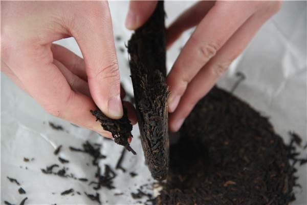 普洱茶饼怎么弄碎？茶饼怎么弄碎图解